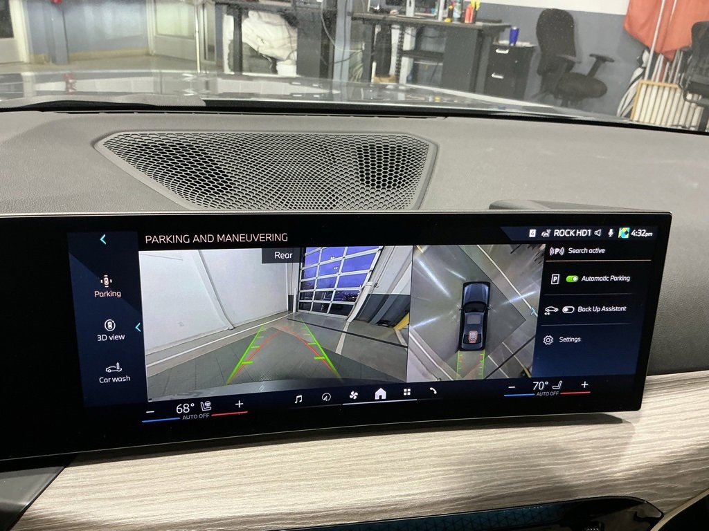 Used 2025 BMW 330i Sedan w/ Convenience Package image 6