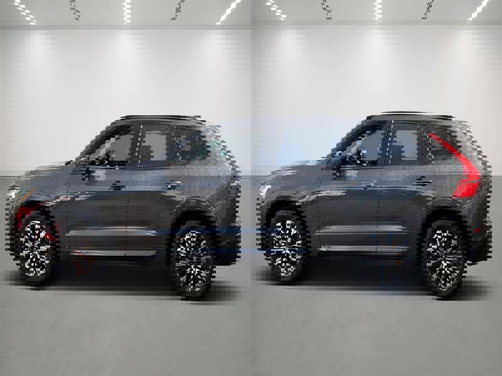 Used 2025 Volvo XC60 B5 Plus image 2