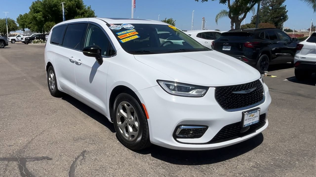 Used 2024 Chrysler Pacifica Limited FWD image 1