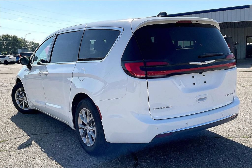 Used 2026 Chrysler Pacifica Limited FWD image 3