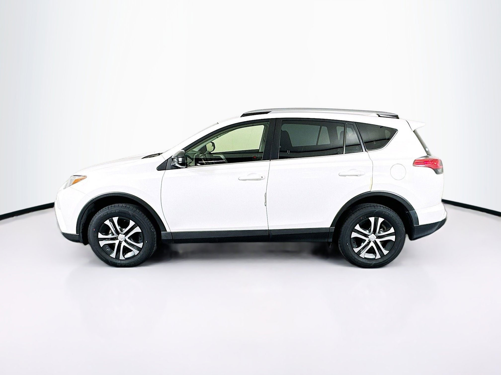 Used 2018 Toyota RAV4 LE FWD image 4