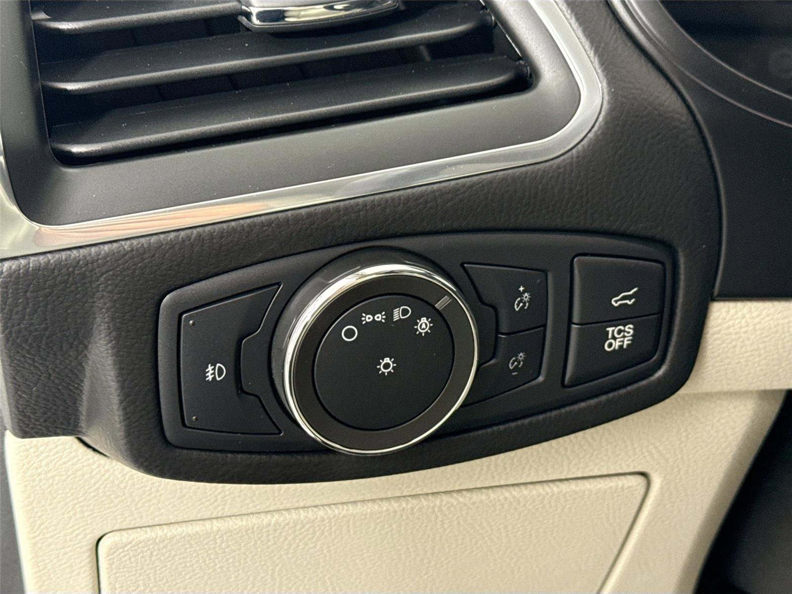 Used 2022 Ford Edge Titanium AWD/4WD image 15