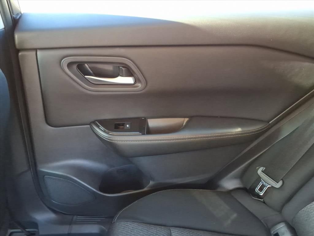 Used 2024 Nissan Rogue SV image 31