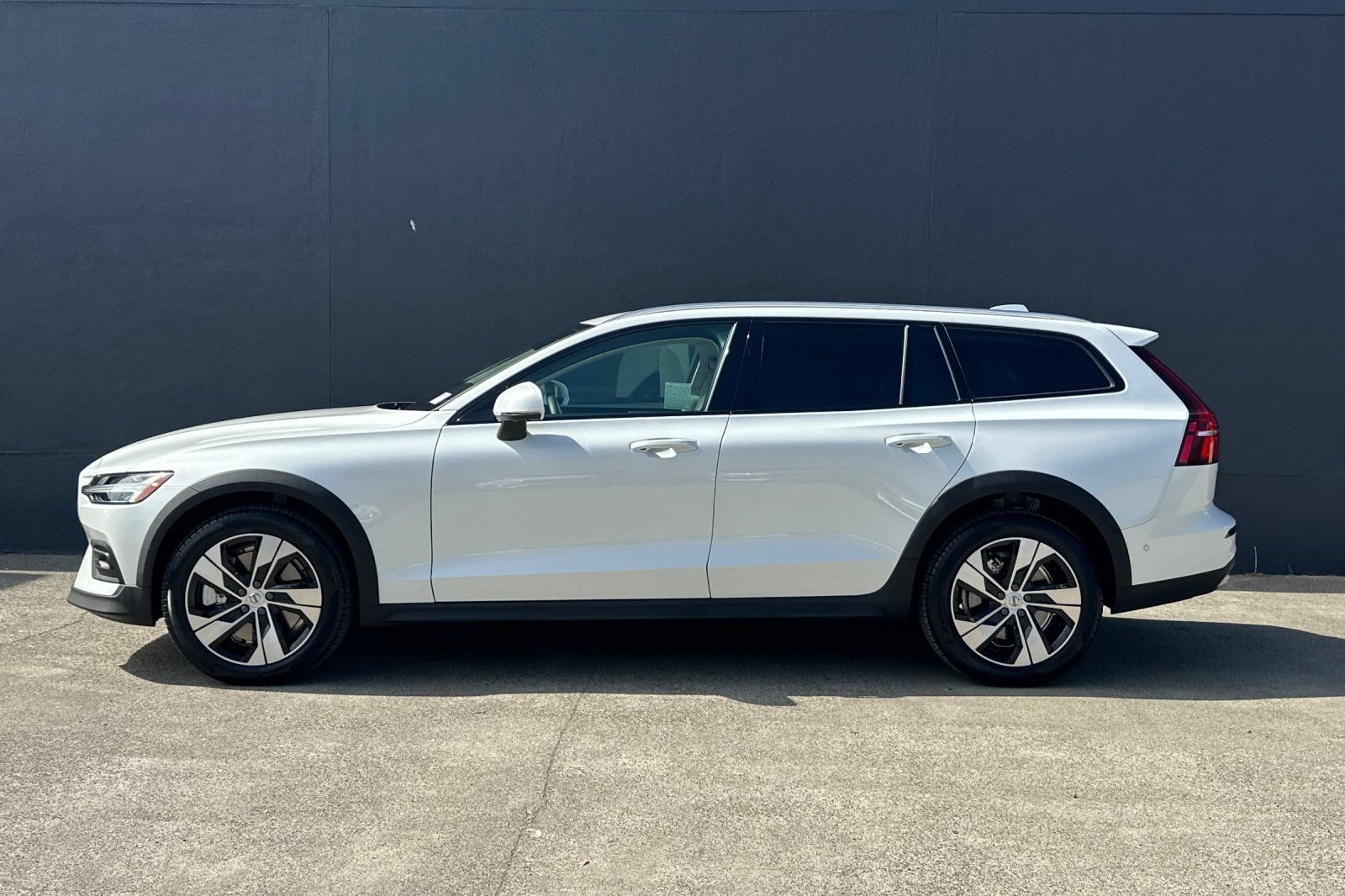 Certified 2025 Volvo V60 B5 Cross Country Plus AWD/4WD image 6