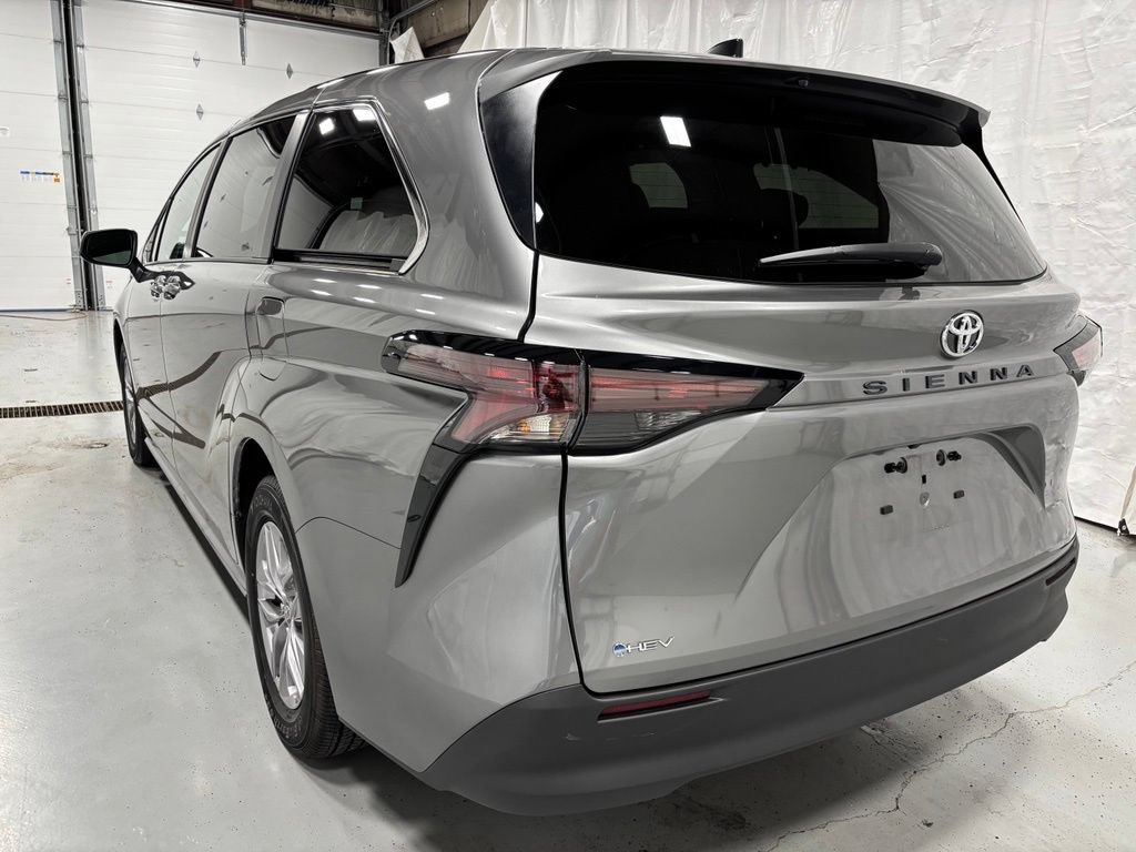 Used 2026 Toyota Sienna LE FWD image 5