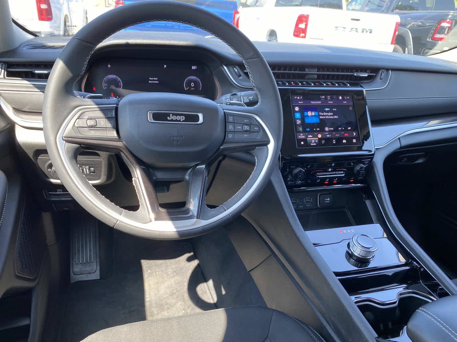 Used 2023 Jeep Grand Cherokee Laredo w/ Luxury Tech Group I AWD/4WD image 11