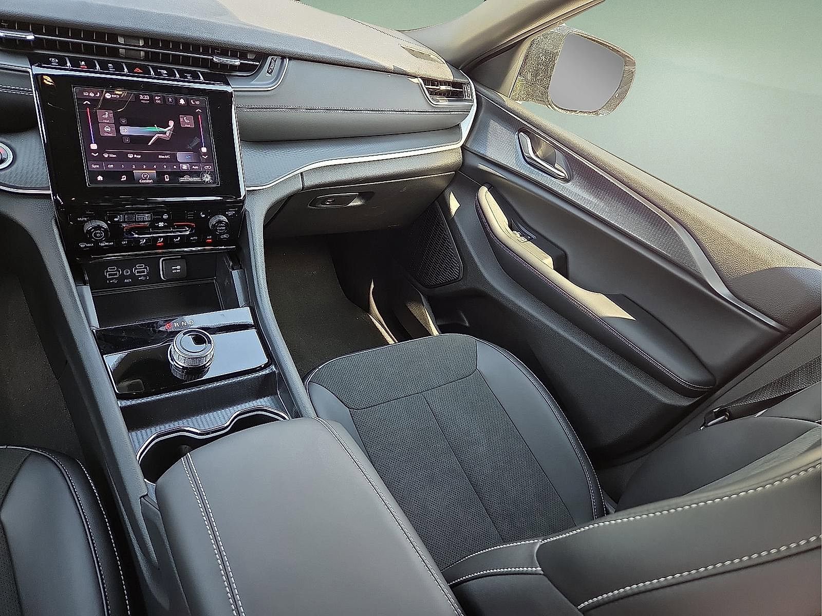 New 2025 Jeep Grand Cherokee Altitude image 12