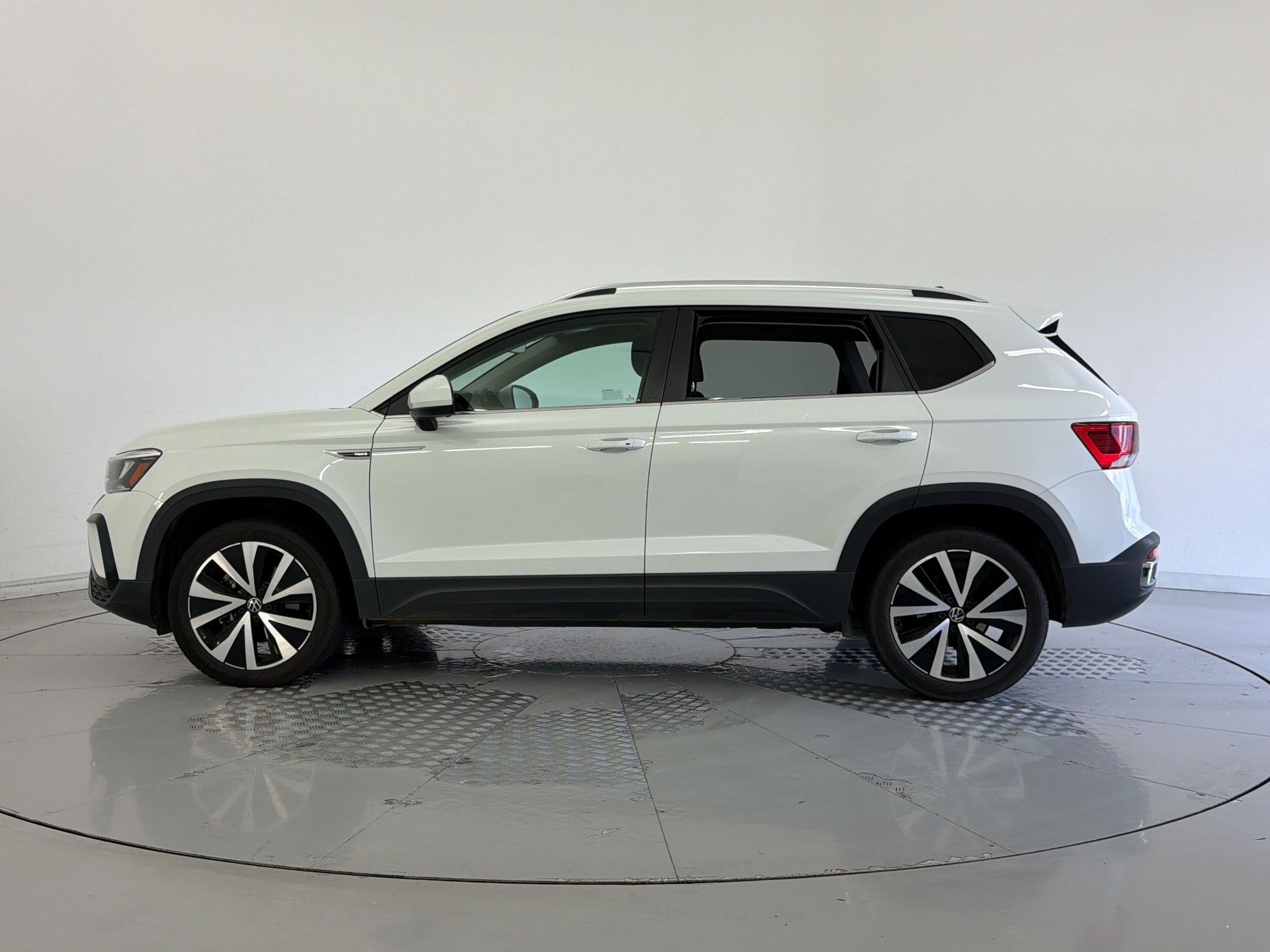 Used 2024 Volkswagen Taos SE FWD image 2