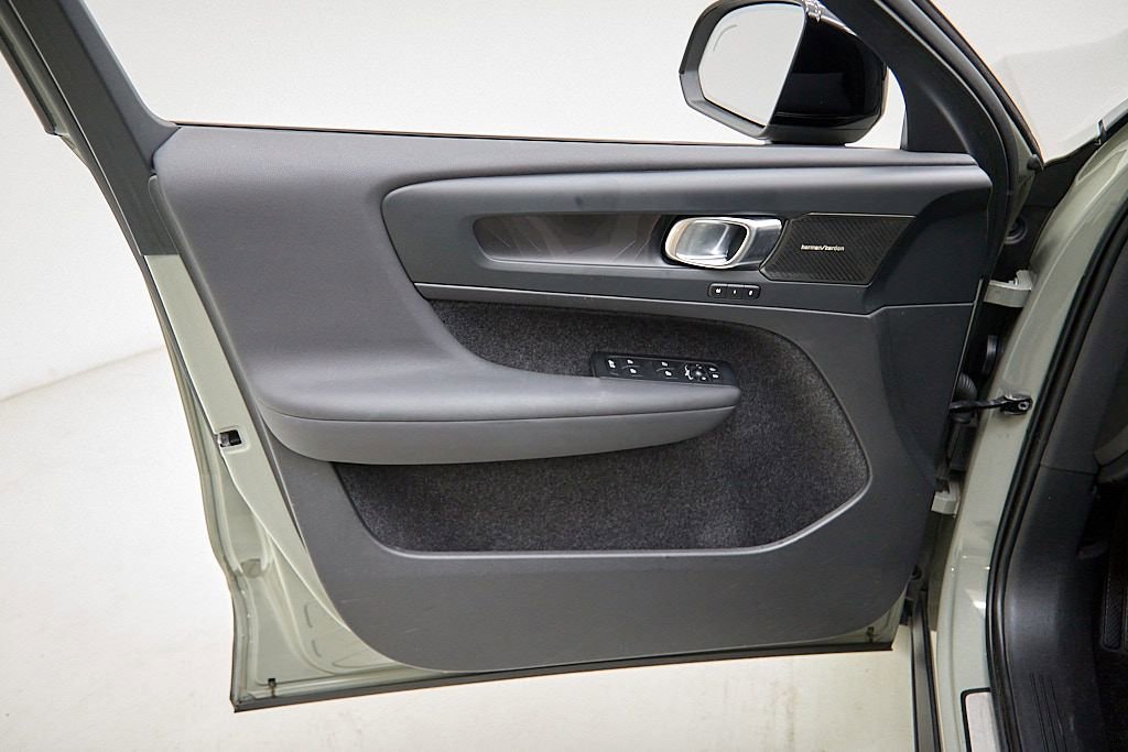 Certified 2023 Volvo XC40 Recharge Ultimate image 11