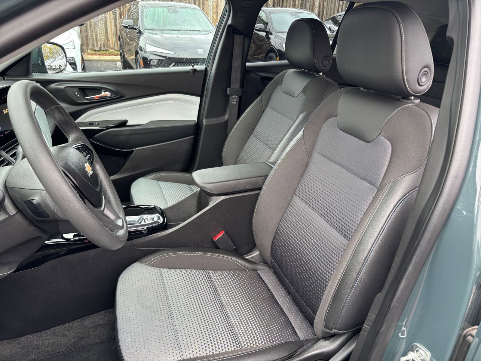 Used 2025 Chevrolet Trax LT image 30