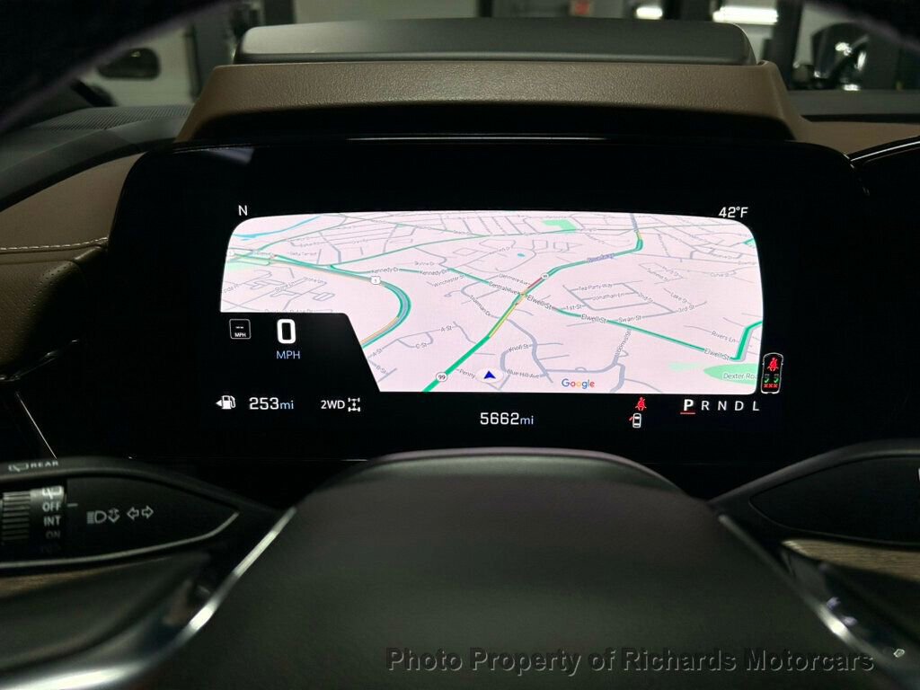 Used 2025 Chevrolet Suburban High Country image 17