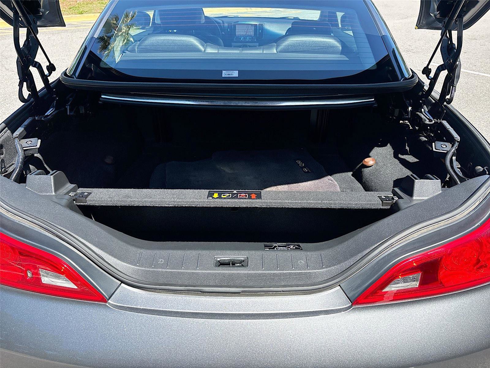 Used 2014 INFINITI Q60 Convertible w/ Premium Package RWD image 29