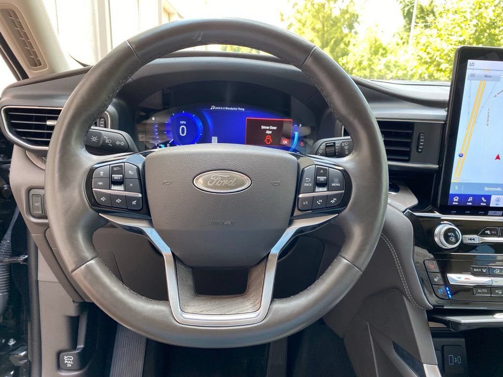 Used 2023 Ford Explorer Platinum w/ Technology Package AWD/4WD image 11