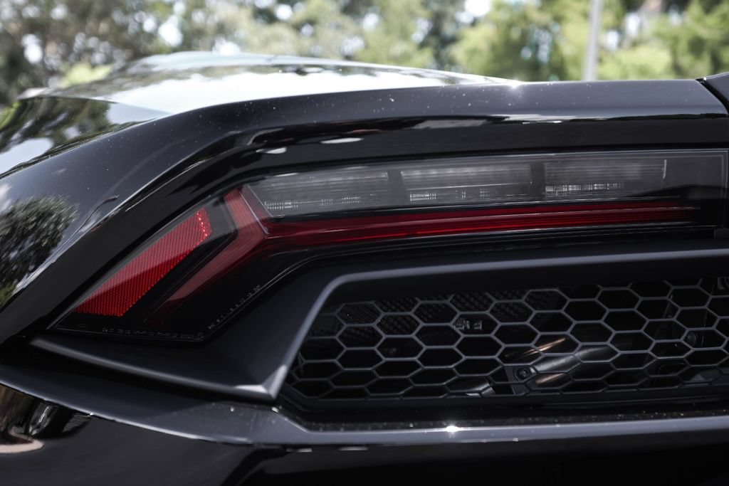 Used 2020 Lamborghini Huracan EVO RWD image 22