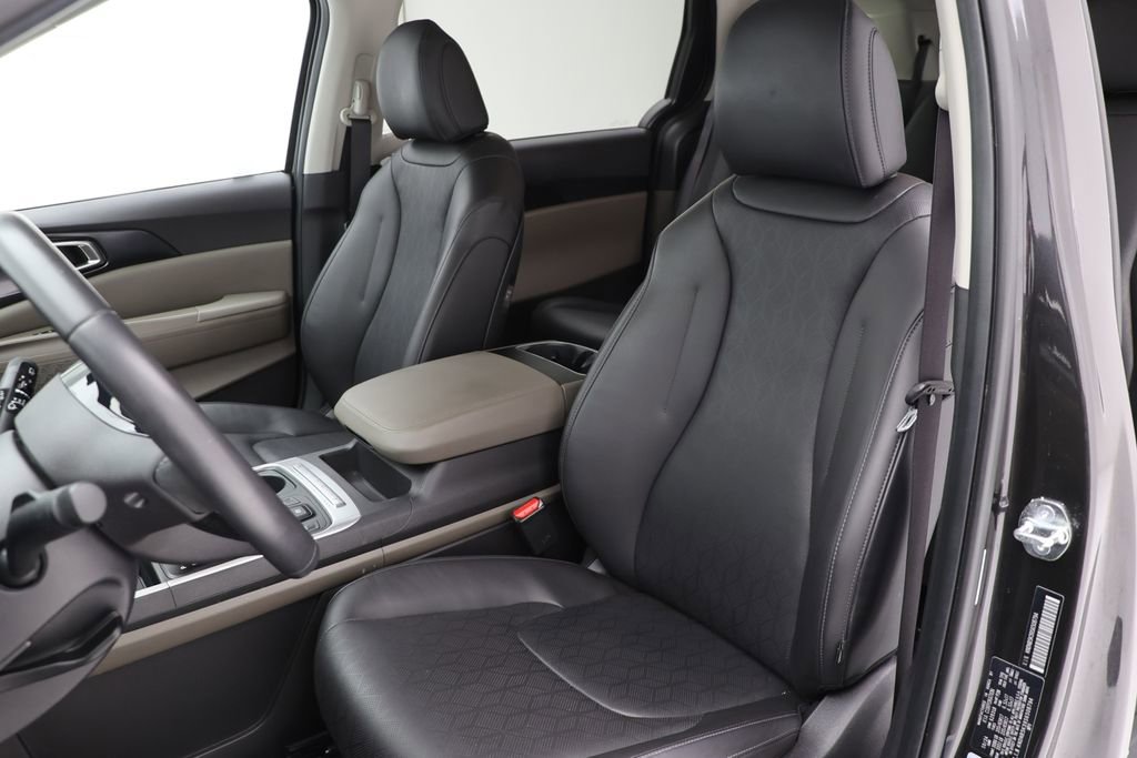 Used 2025 Kia Carnival FWD image 15