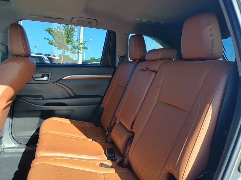 Used 2017 Toyota Highlander Limited FWD image 17