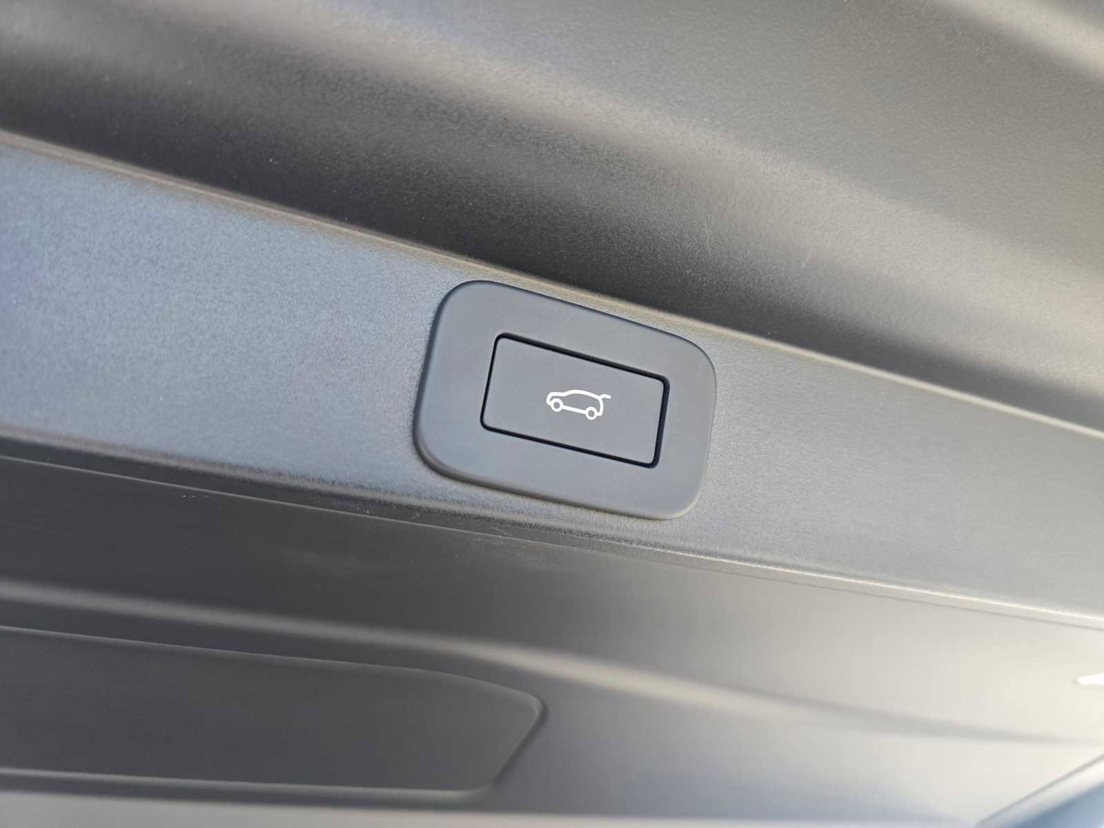 Used 2025 Land Rover Range Rover SE image 18