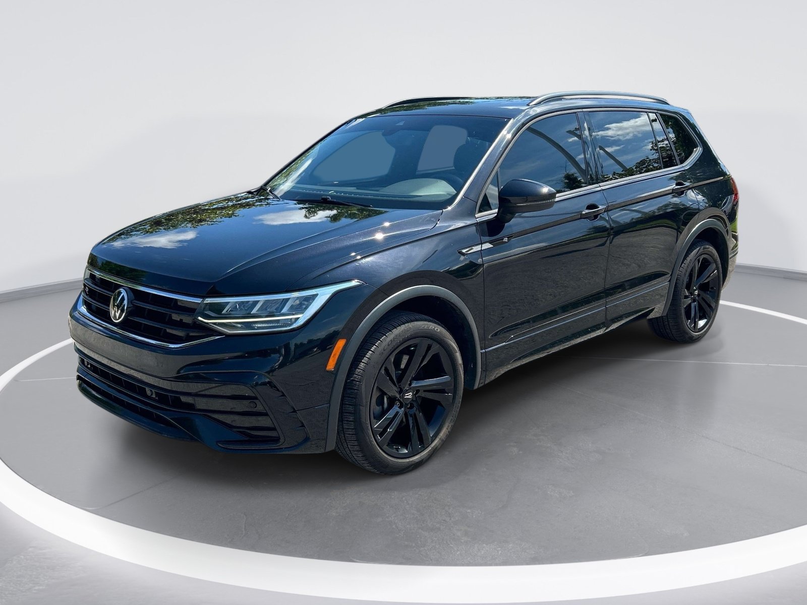 Used 2024 Volkswagen Tiguan SE R-Line FWD image 5