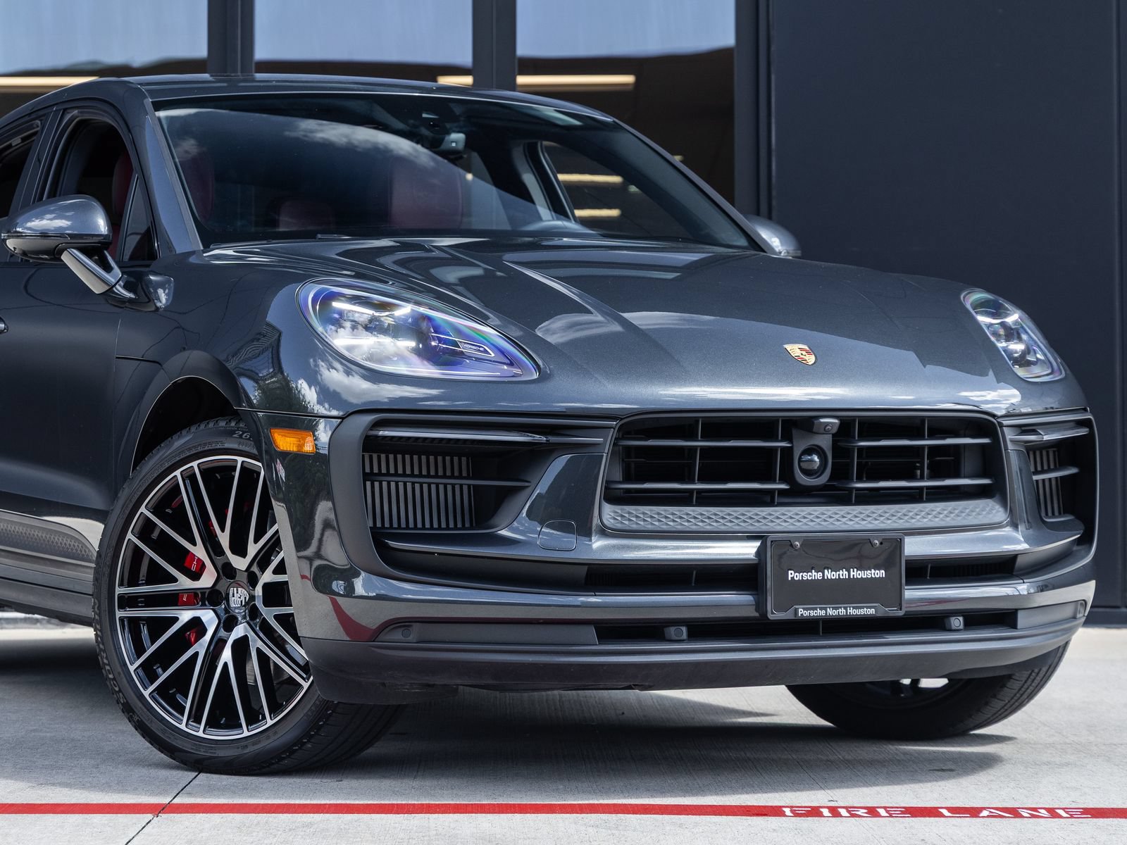 Certified 2024 Porsche Macan S AWD/4WD image 9