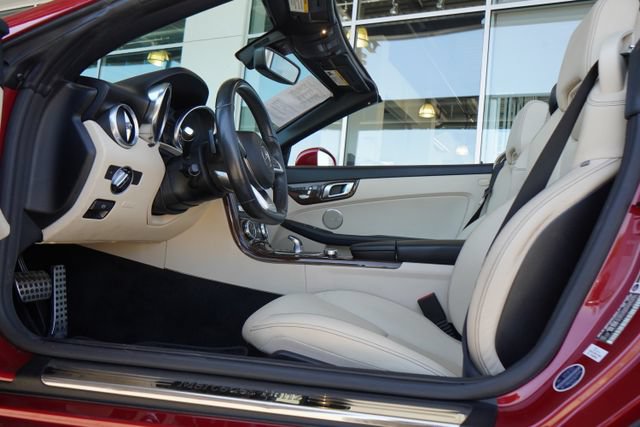 Used 2020 Mercedes-Benz SLC 300 image 32