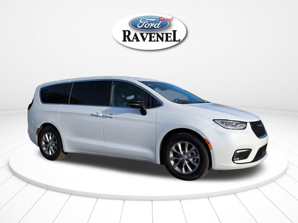 Used 2026 Chrysler Pacifica Limited FWD image 2