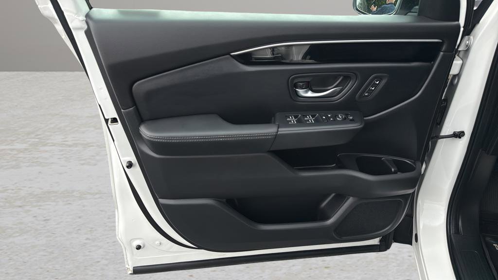 Used 2025 Honda Pilot EX-L image 10