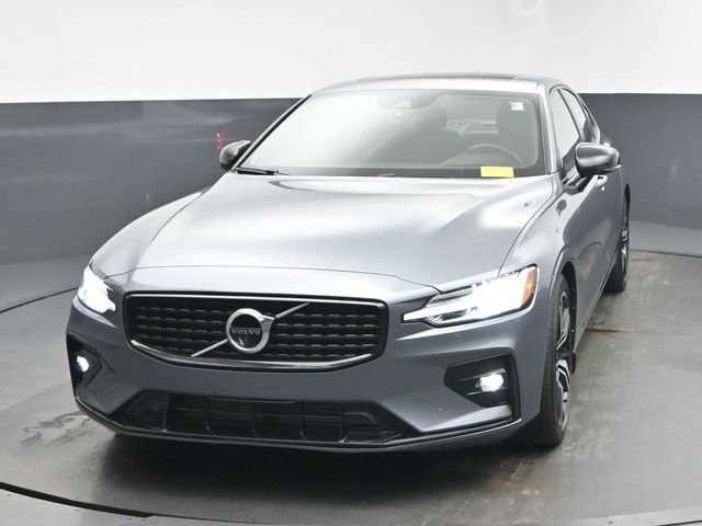 Used 2021 Volvo S60 T5 R-Design image 3