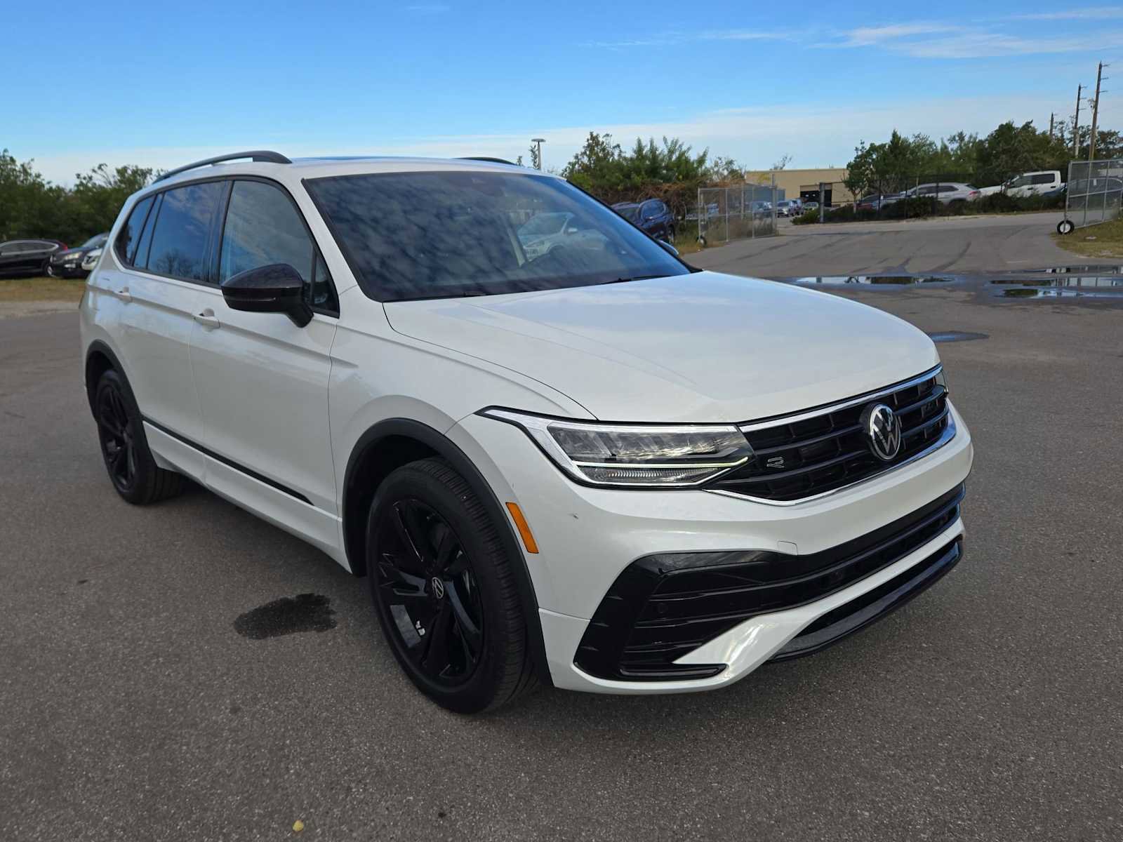 Used 2023 Volkswagen Tiguan SE R-Line image 16