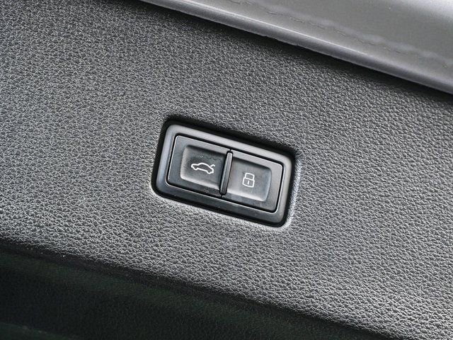 Used 2022 Audi Q8 Premium AWD/4WD image 32