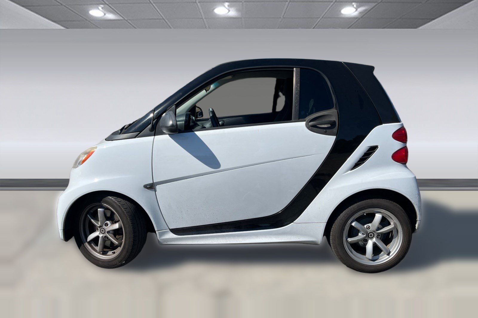 Used 2015 smart fortwo passion RWD image 2