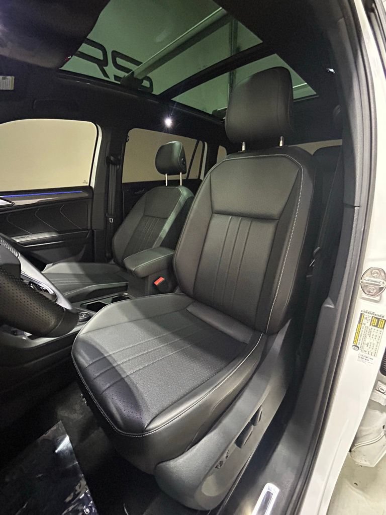 Used 2024 Volkswagen Tiguan SE R-Line AWD/4WD image 14