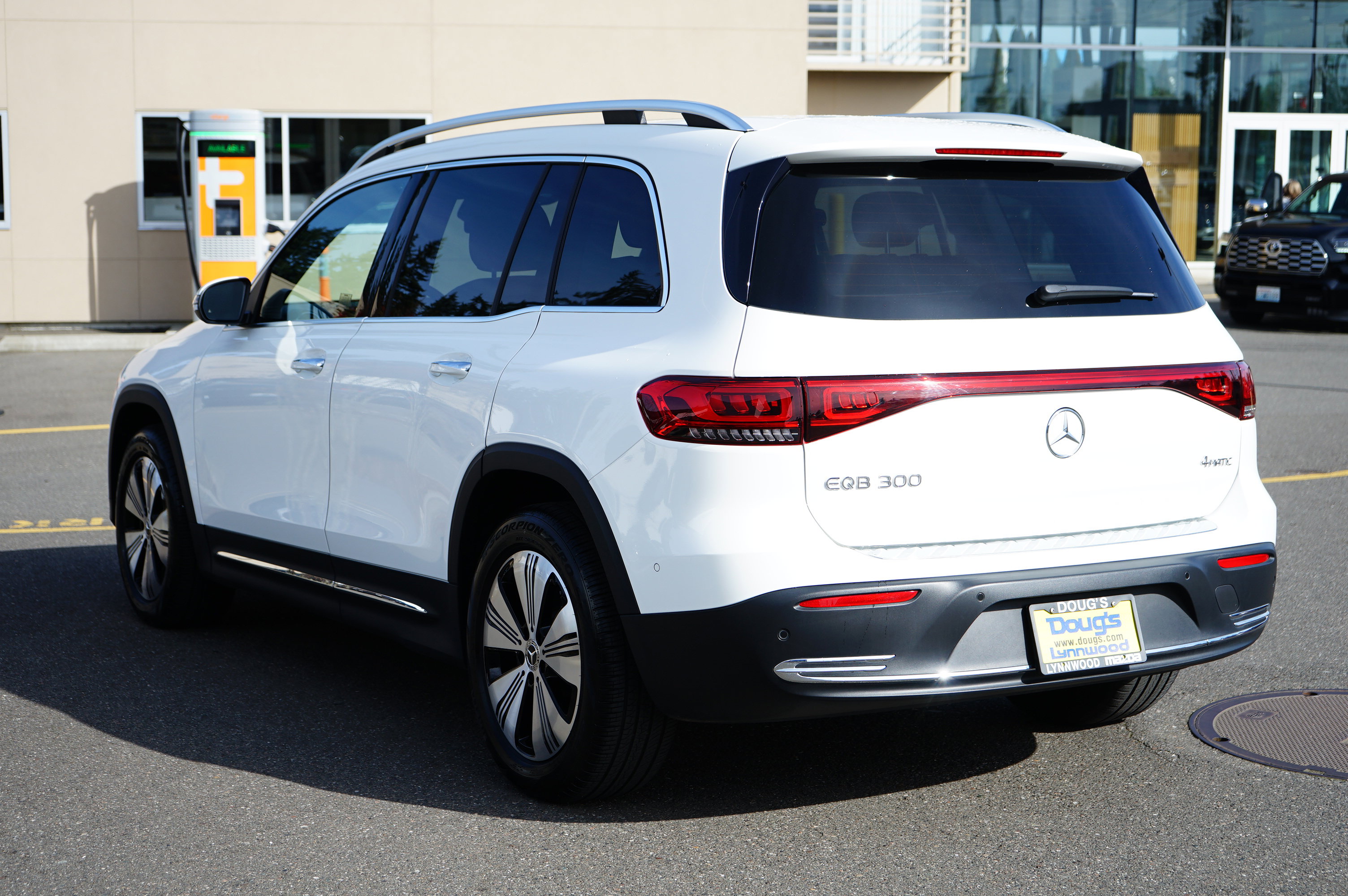 Used 2023 Mercedes-Benz EQB 300 4MATIC image 13