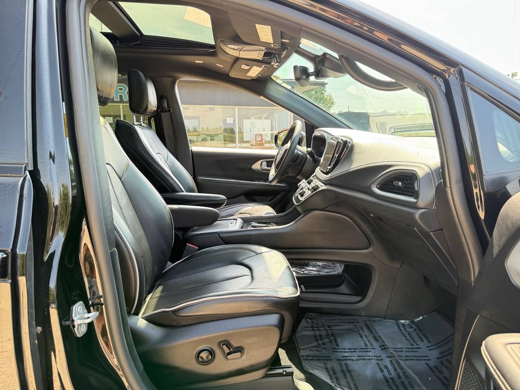 Used 2025 Chrysler Pacifica Limited FWD image 42