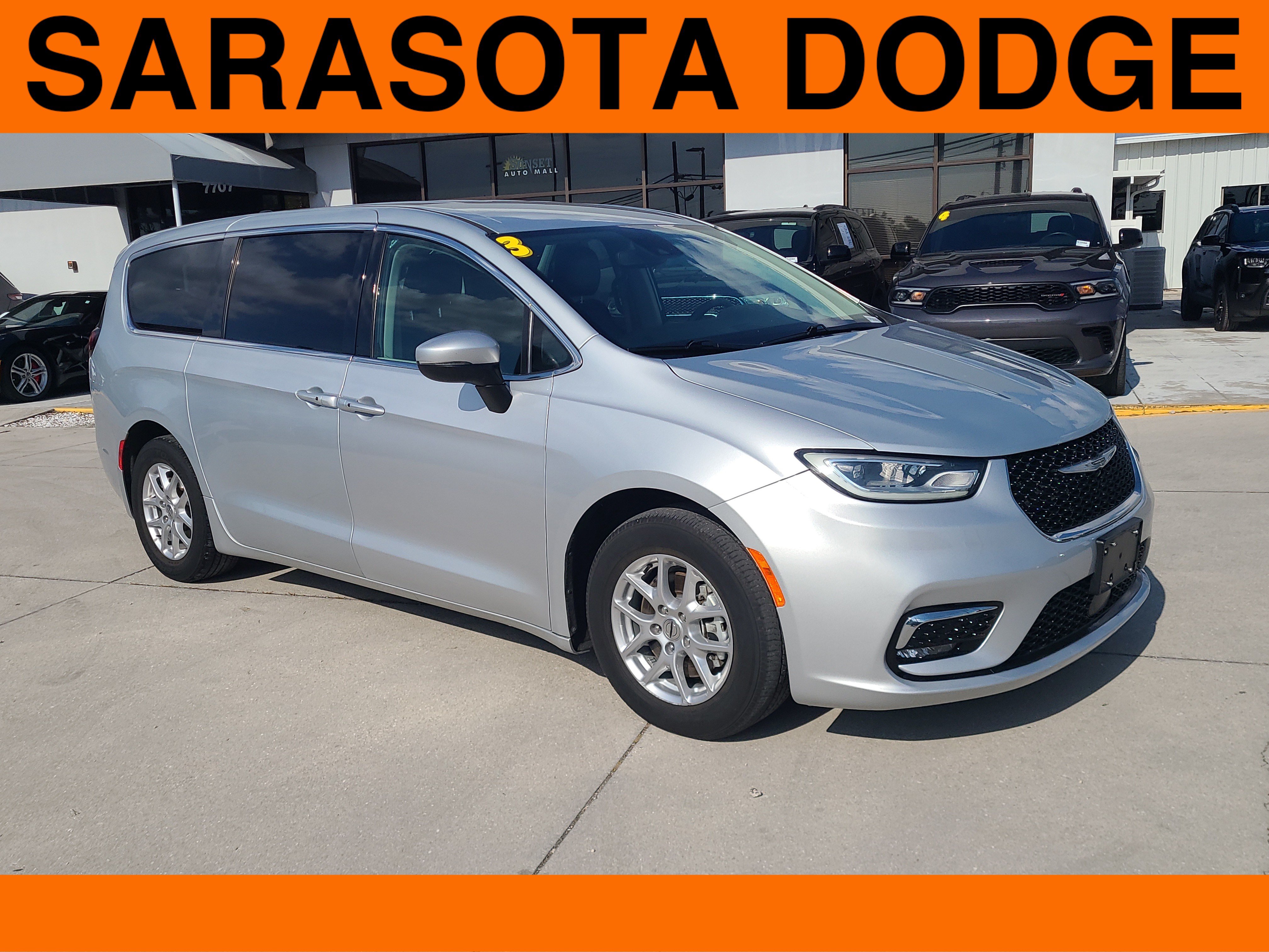 Used 2023 Chrysler Pacifica Touring-L FWD image 1