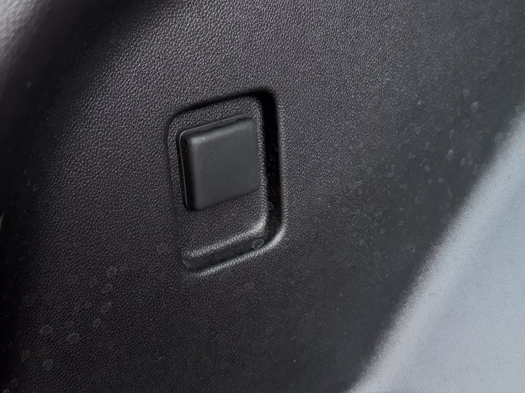 Used 2024 Chevrolet Equinox EV RS FWD image 28