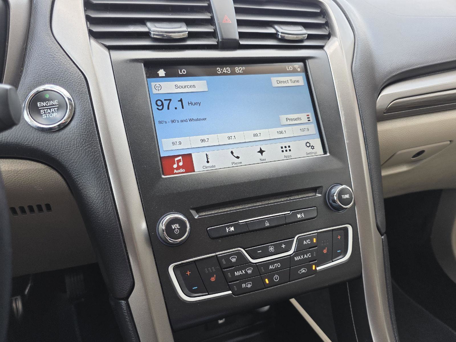 Used 2017 Ford Fusion SE w/ Fusion SE Technology Package image 18