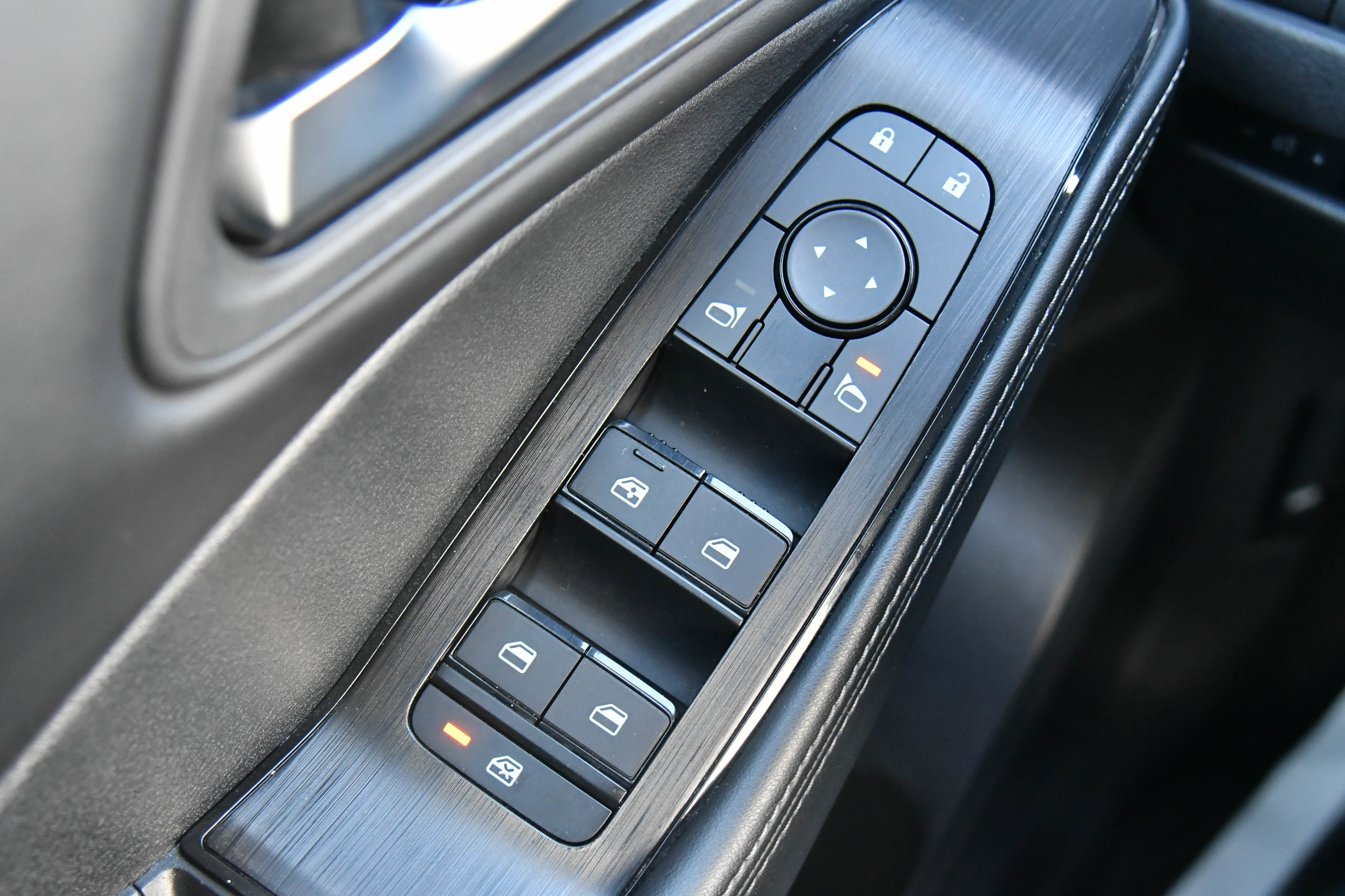 Used 2024 Nissan Rogue SV image 33