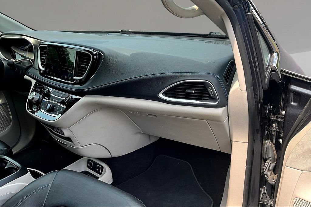 Used 2021 Chrysler Pacifica Touring-L FWD image 24