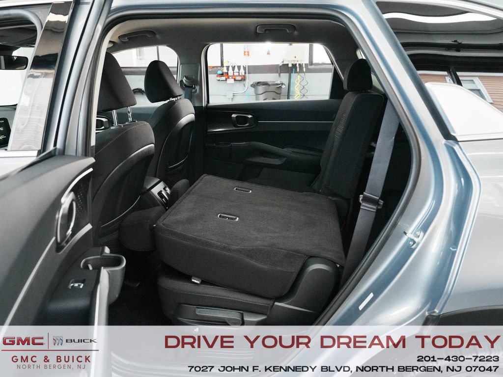 Used 2025 Kia Sorento LX image 31