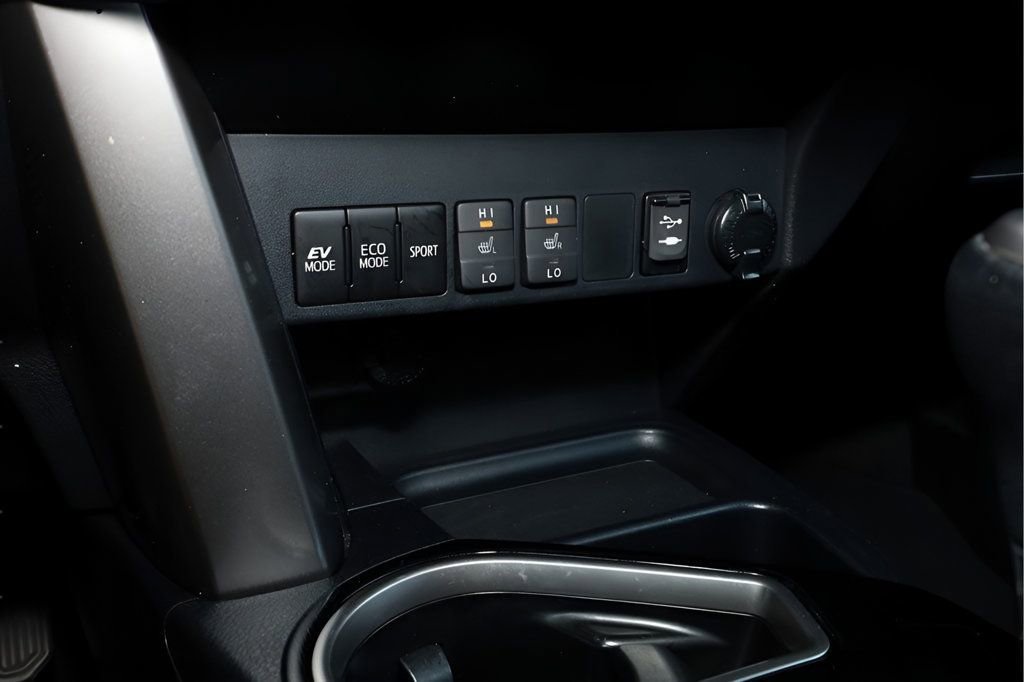 Used 2016 Toyota RAV4 Limited image 30