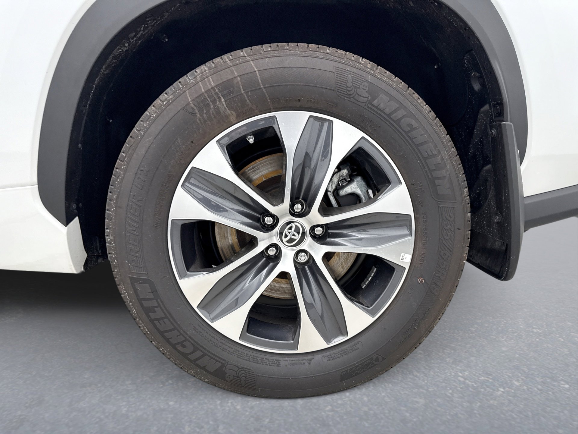 Used 2024 Toyota Highlander XLE AWD/4WD image 28