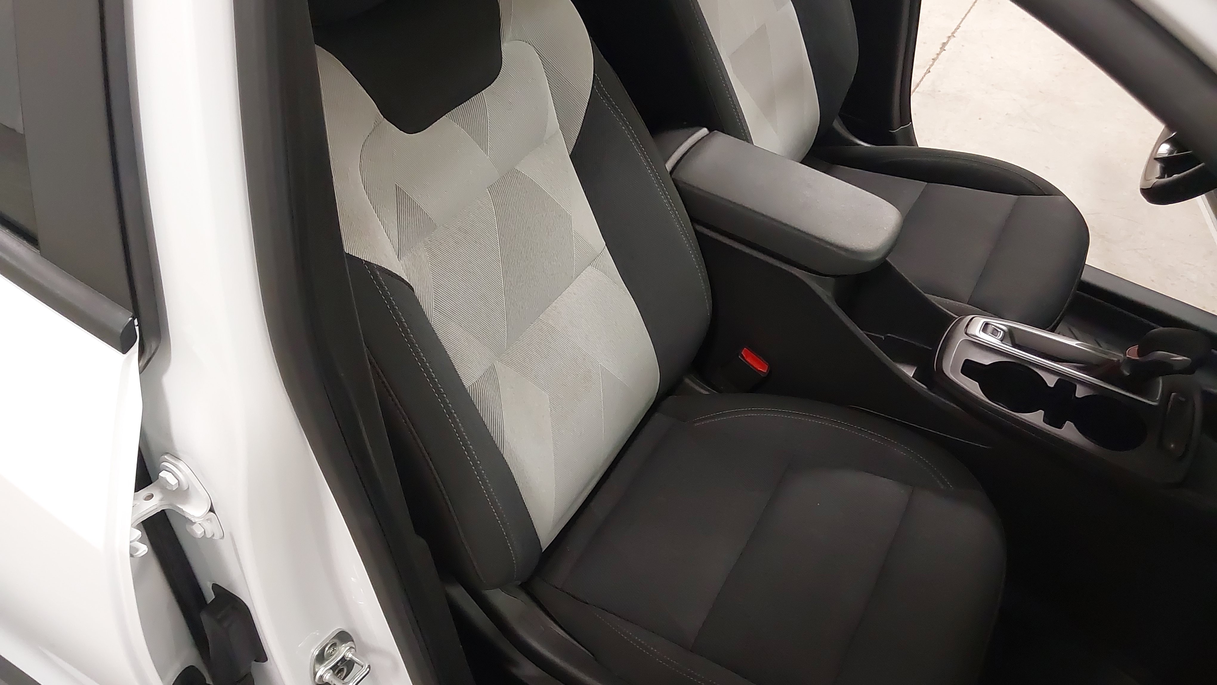 Certified 2024 Chevrolet Trax RS FWD image 28