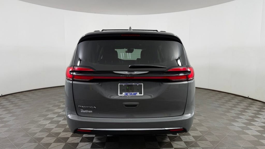 Used 2022 Chrysler Pacifica Touring-L FWD image 7
