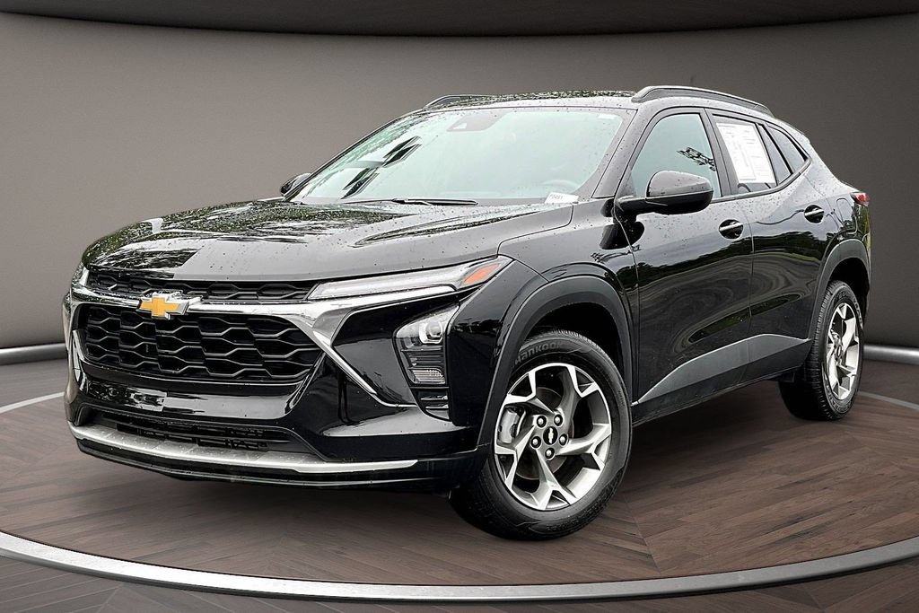Used 2025 Chevrolet Trax LT FWD image 3