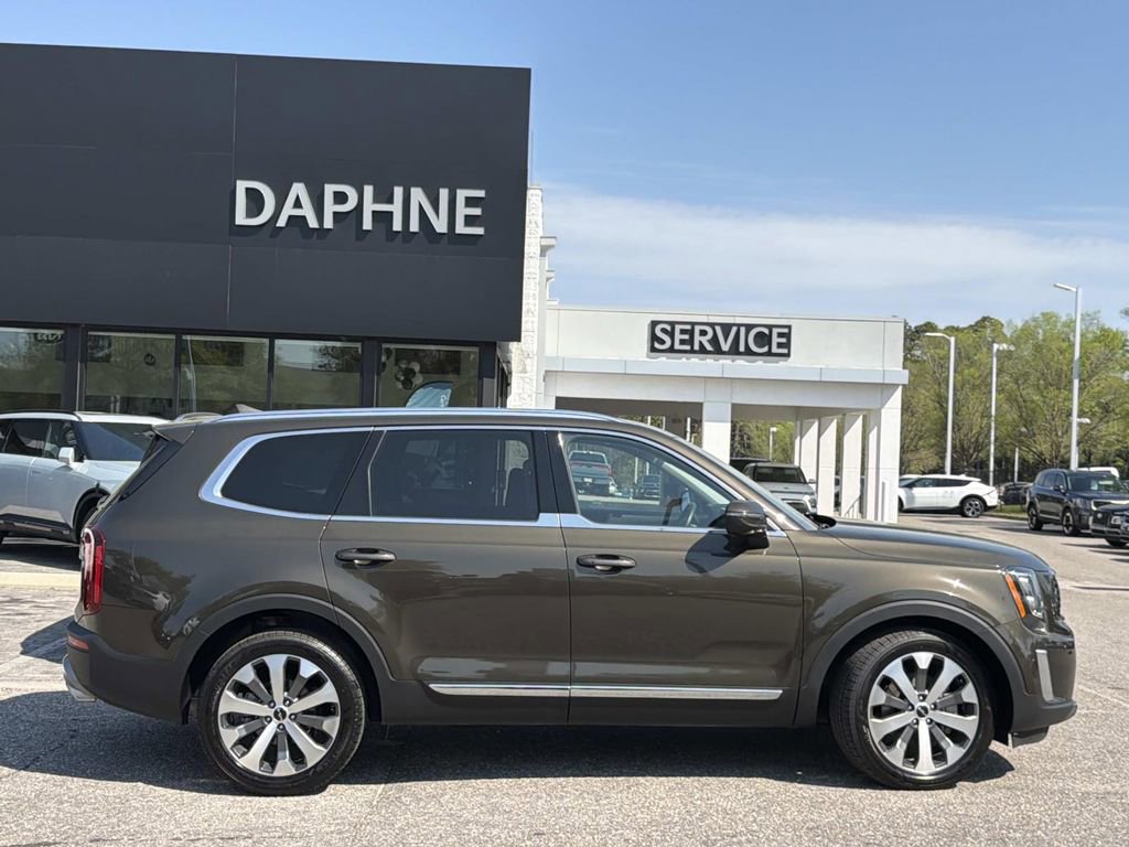 Used 2022 Kia Telluride EX w/ EX Premium Package image 3