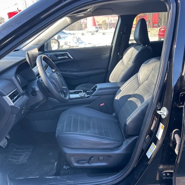 Used 2025 Mitsubishi Outlander SE image 2