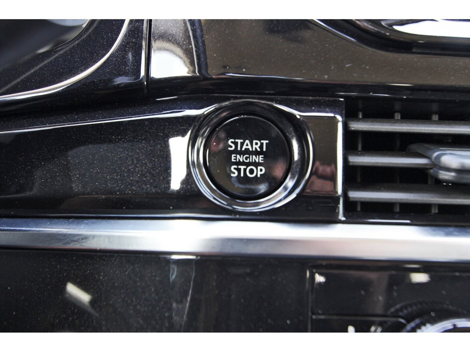 Certified 2025 Nissan Pathfinder SV FWD image 29