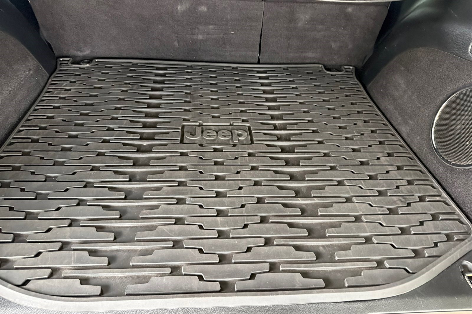 Used 2018 Jeep Grand Cherokee Limited image 19