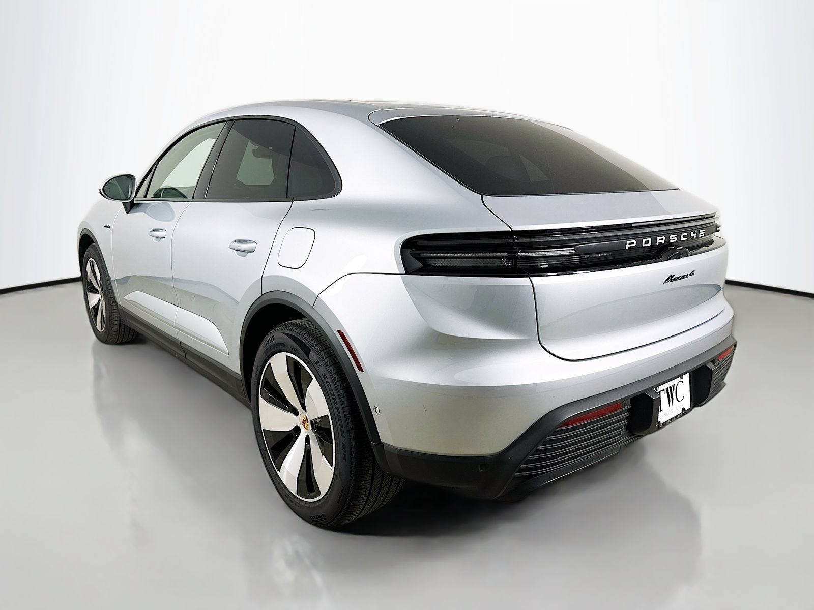 Used 2025 Porsche Macan 4 Electric AWD/4WD image 7
