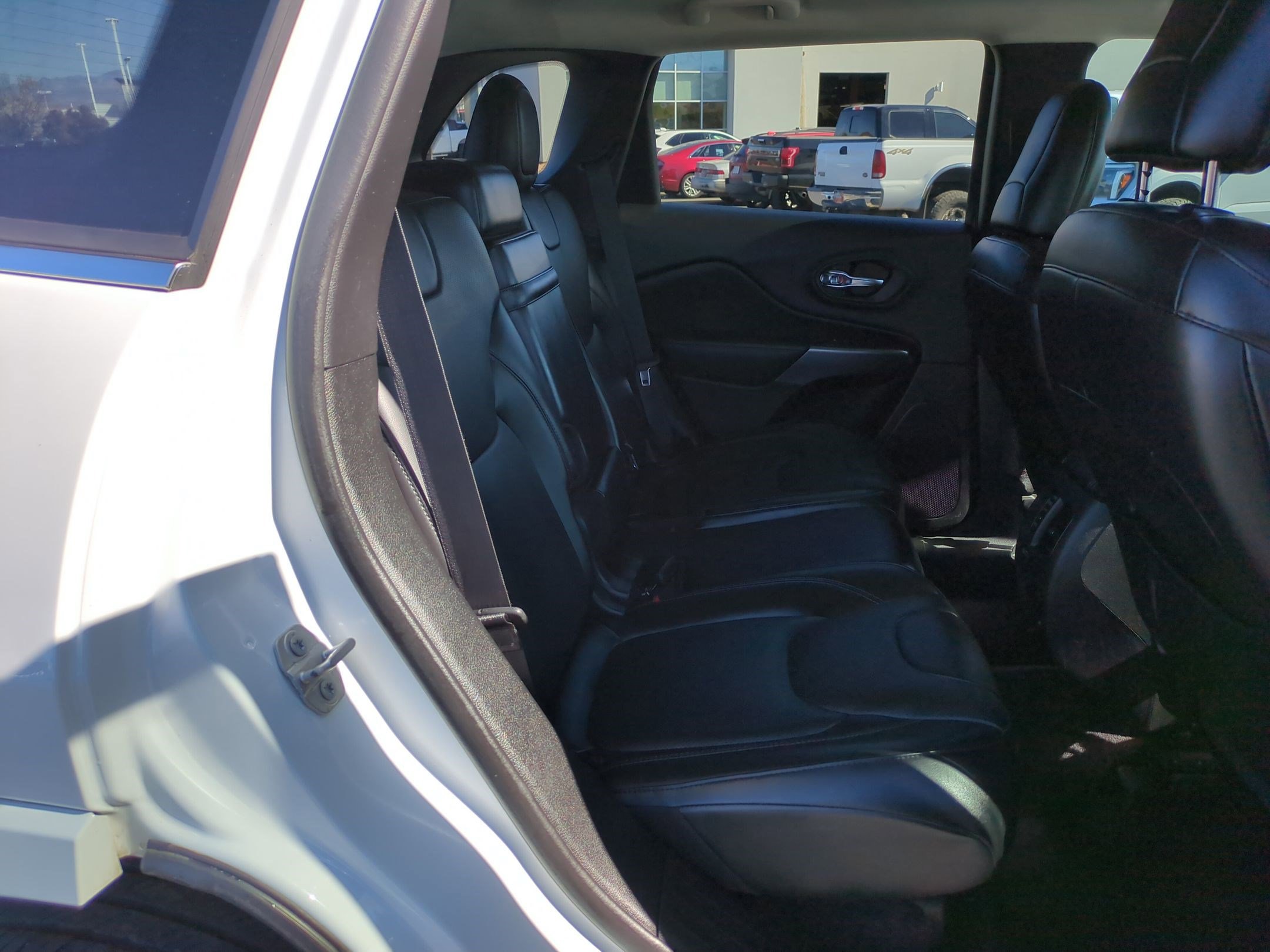 Used 2019 Jeep Cherokee Overland w/ Technology Group image 30